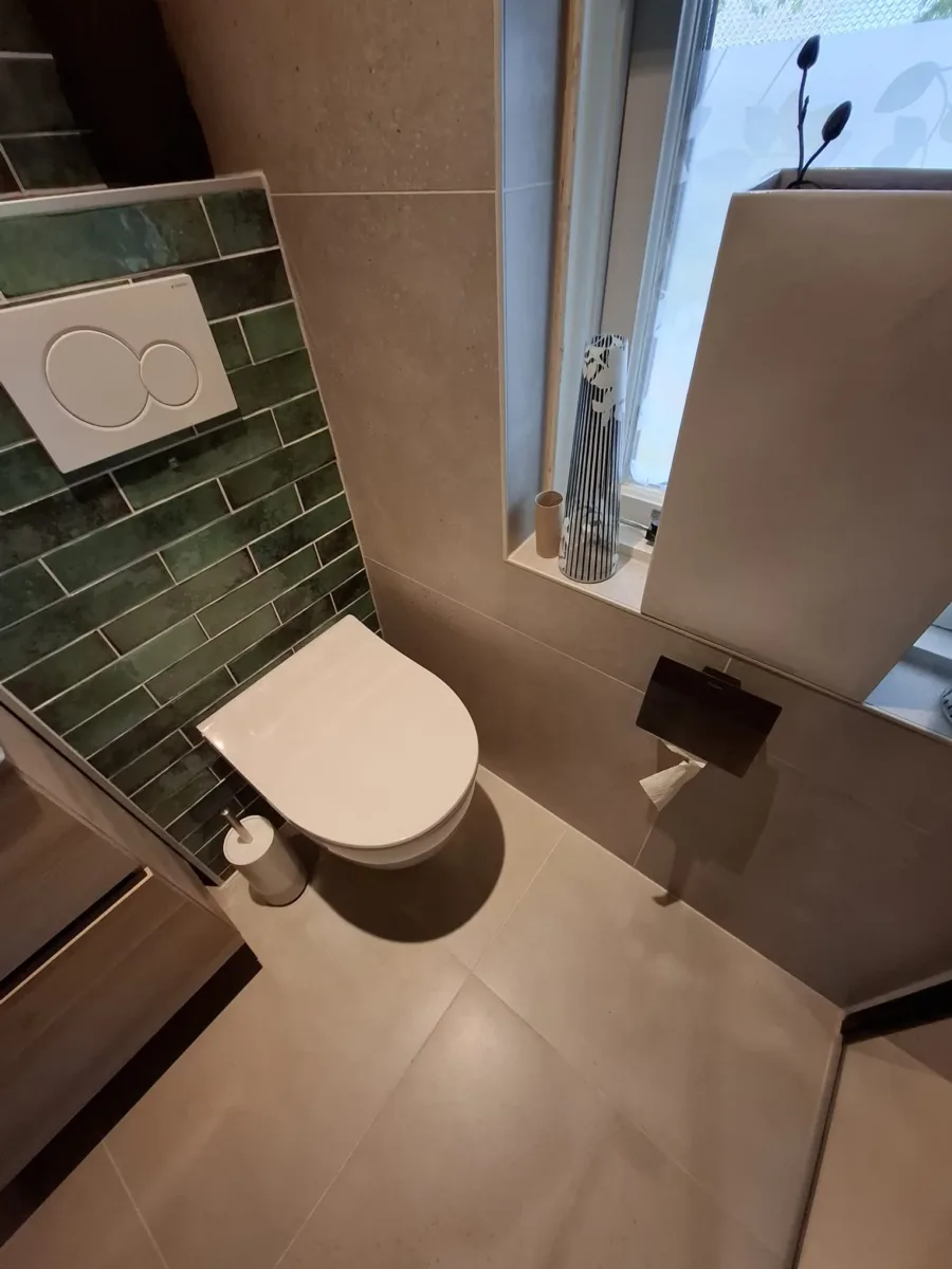Badkamer met schuif-nisdeur met handdoekhouder – mozaïek – visgraat stijl – Veenendaal (foto 4)