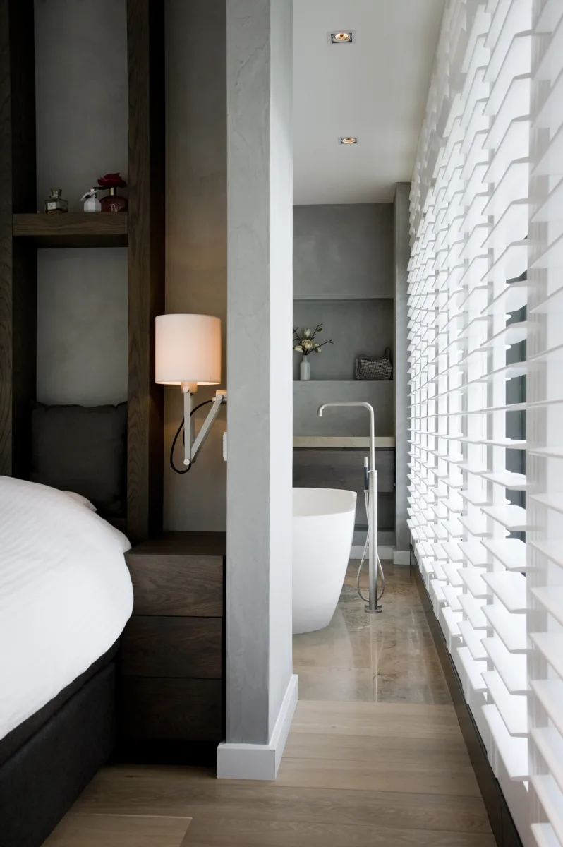 Moderne klassieke badkamer inloop vanaf slaapkamer