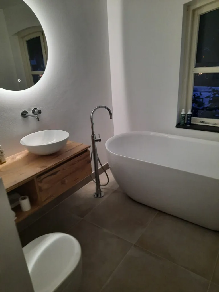 Badkamer vrijstaand bad en opbouwwaskom – modern stijl – Ede