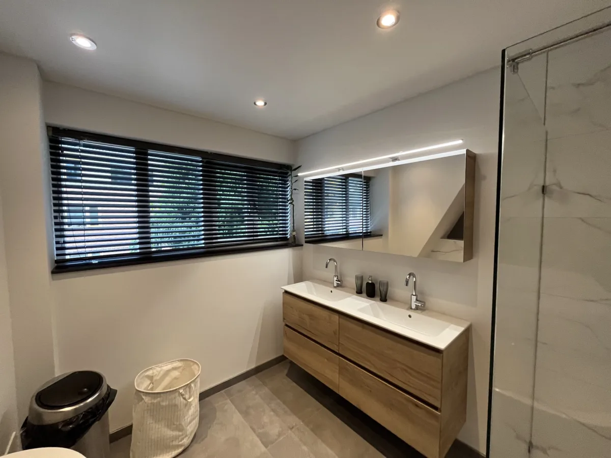 Deels getegelde back to wall badkamer met maatwerk douchecabine – modern stijl – Bennekom (foto 2)
