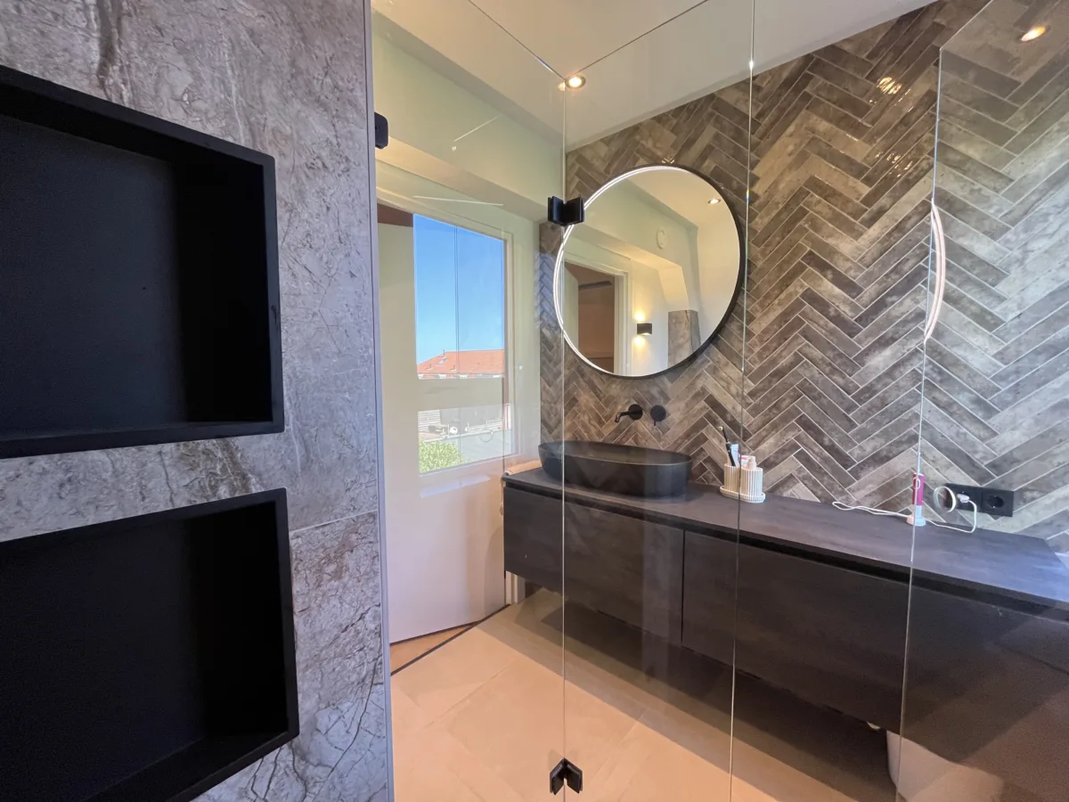 Badkamer visgraat- tegel- stucwerkcombinatie, douche onder schuine zijde – mozaïek – visgraat stijl – Rhenen (foto 3)