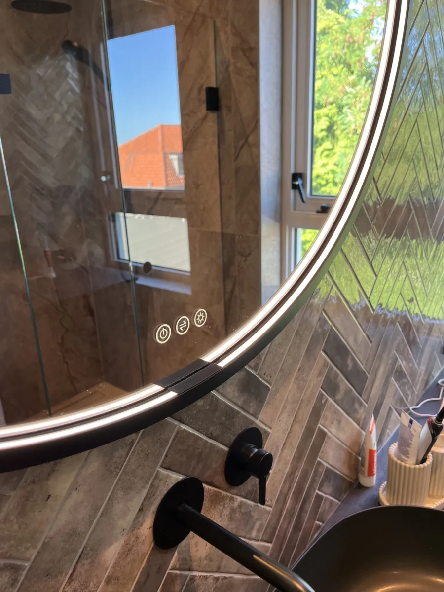 Badkamer visgraat- tegel- stucwerkcombinatie, douche onder schuine zijde – mozaïek – visgraat stijl – Rhenen
