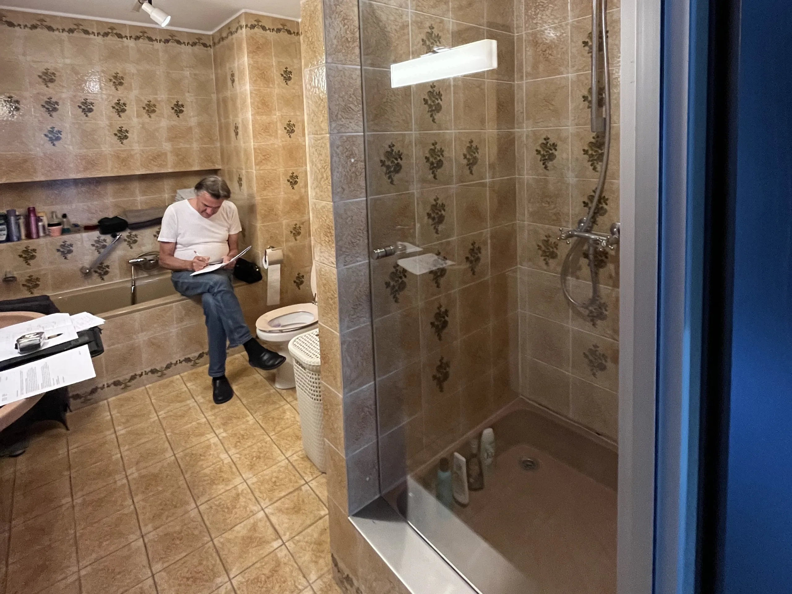 Voor de renovatie – Badkamer met glazen inloopdouche tot aan het plafond