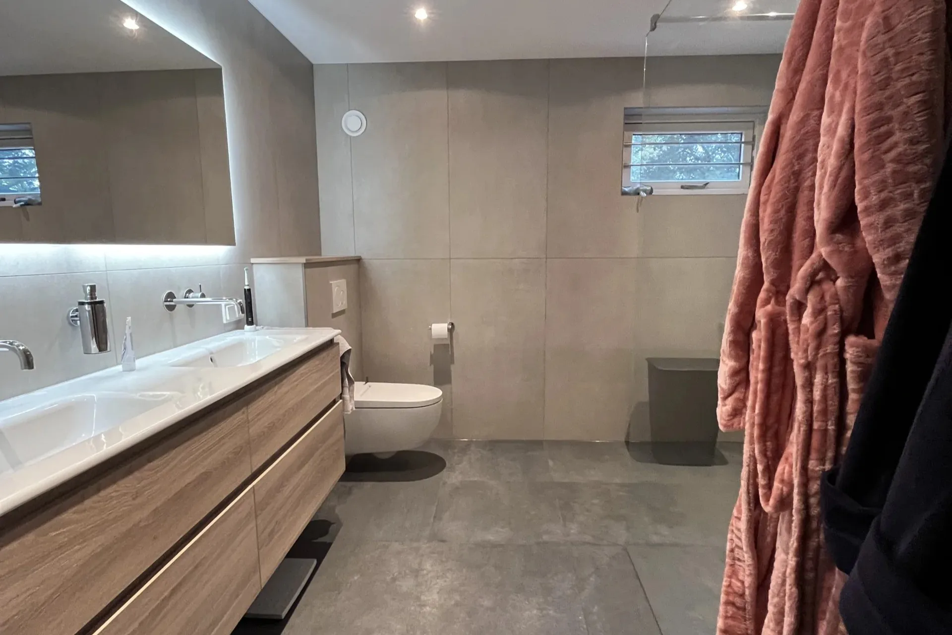 Na de renovatie – Badkamer sunshower en zitje onder de douche