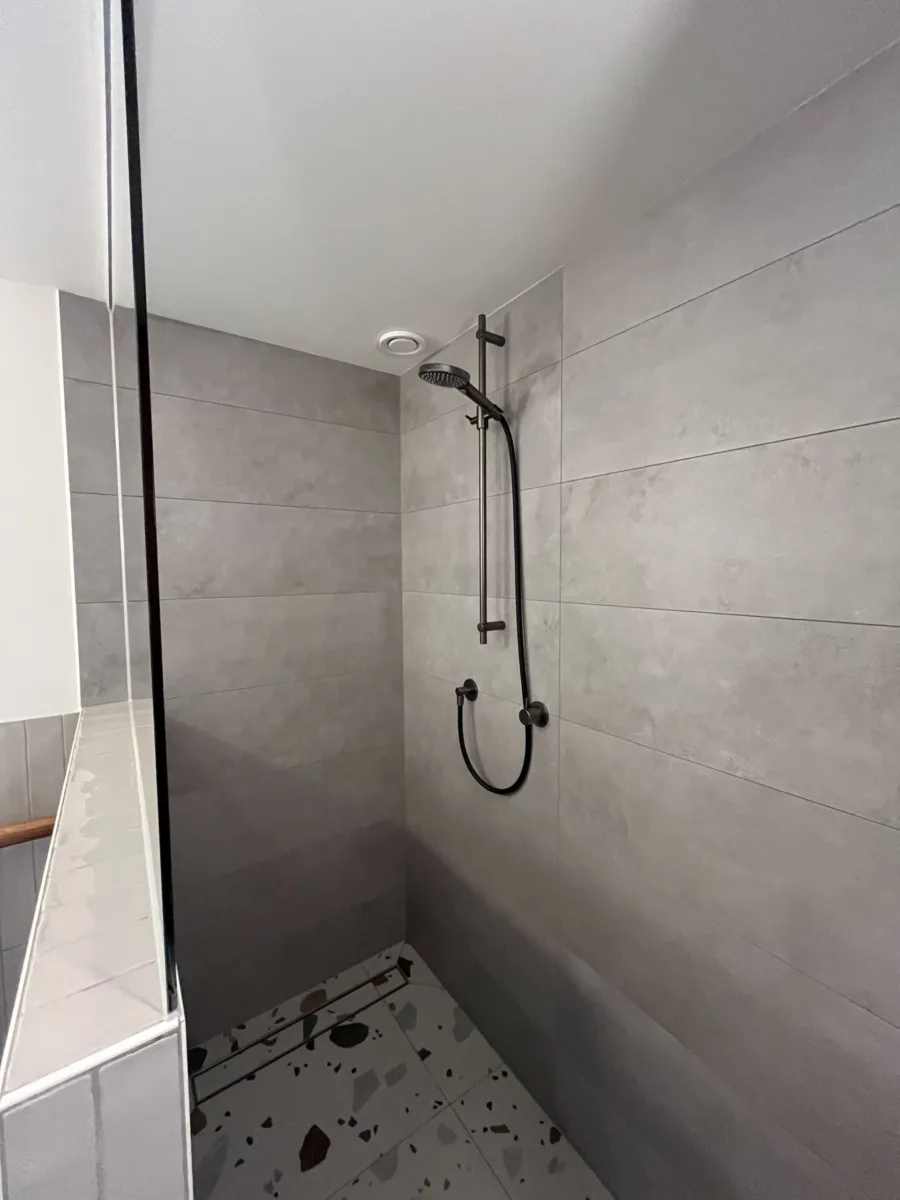 Terrazzo vloer, klein formaat tegels en stukwerk badkamer – retro stijl – Rhenen (foto 6)