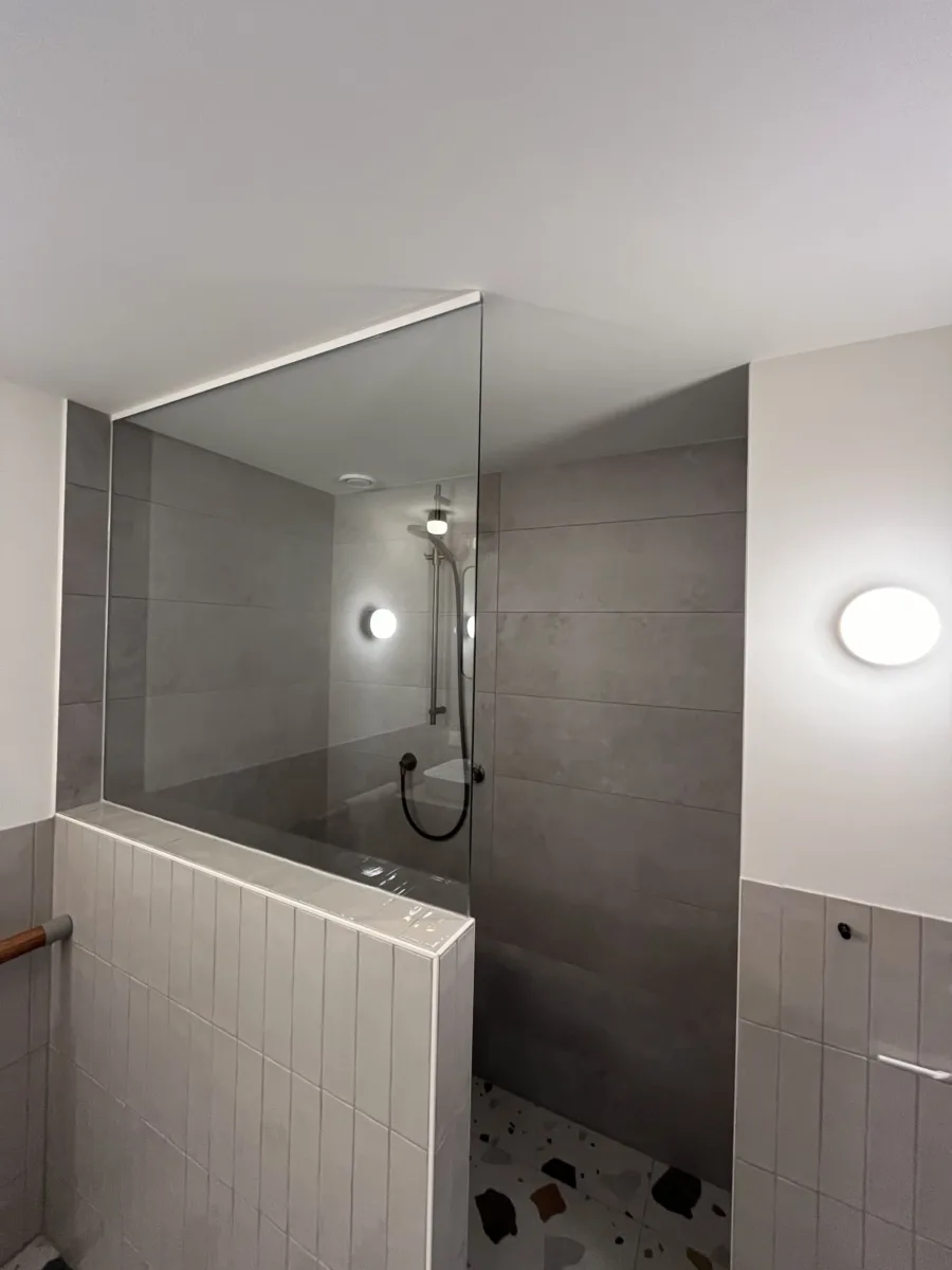Terrazzo vloer, klein formaat tegels en stukwerk badkamer – retro stijl – Rhenen (foto 7)