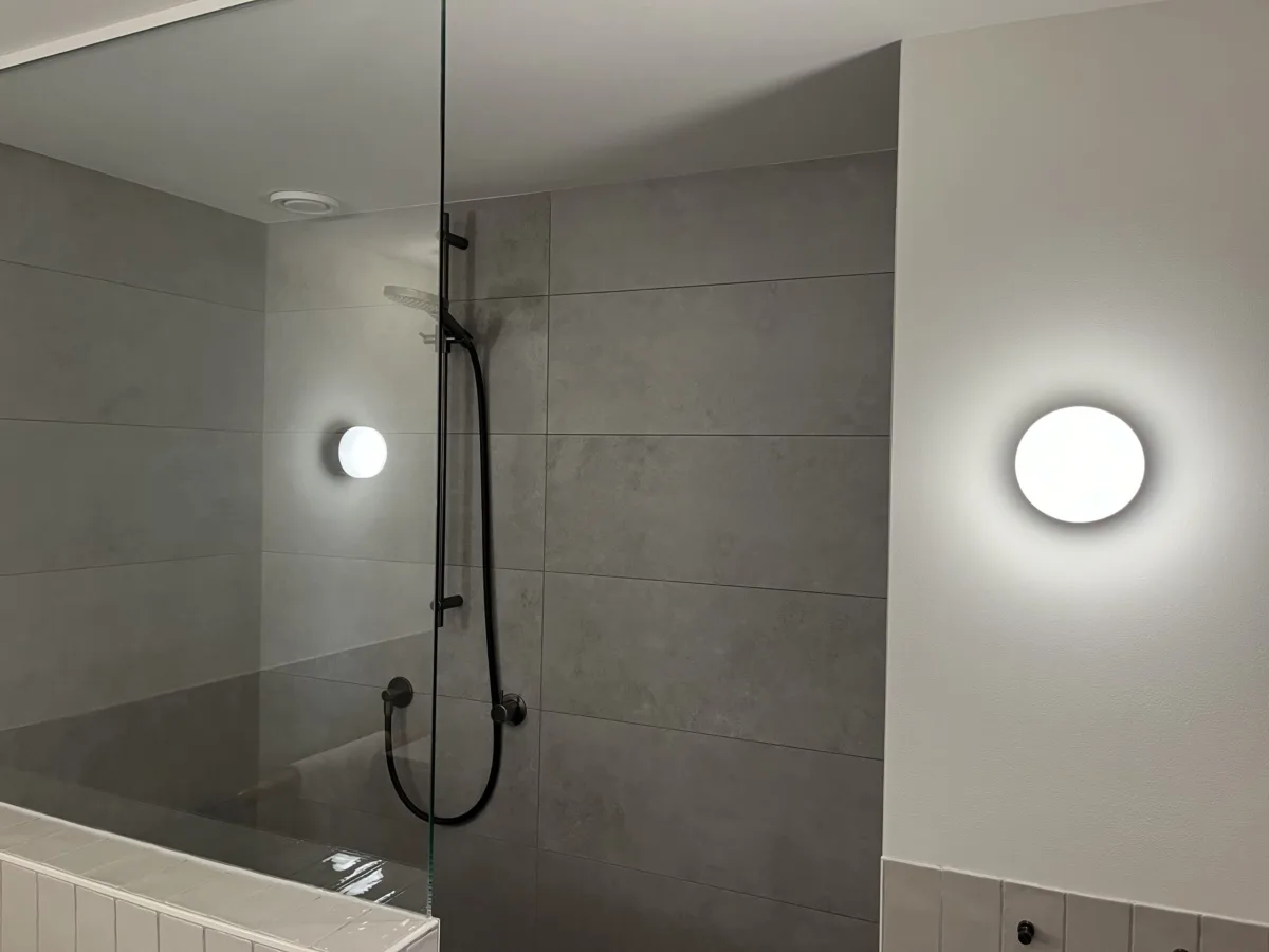 Terrazzo vloer, klein formaat tegels en stukwerk badkamer – retro stijl – Rhenen (foto 8)