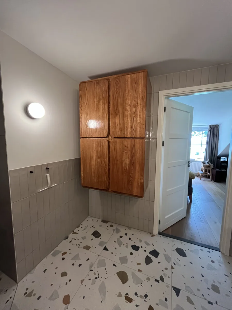 Terrazzo vloer, klein formaat tegels en stukwerk badkamer – retro stijl – Rhenen (foto 9)