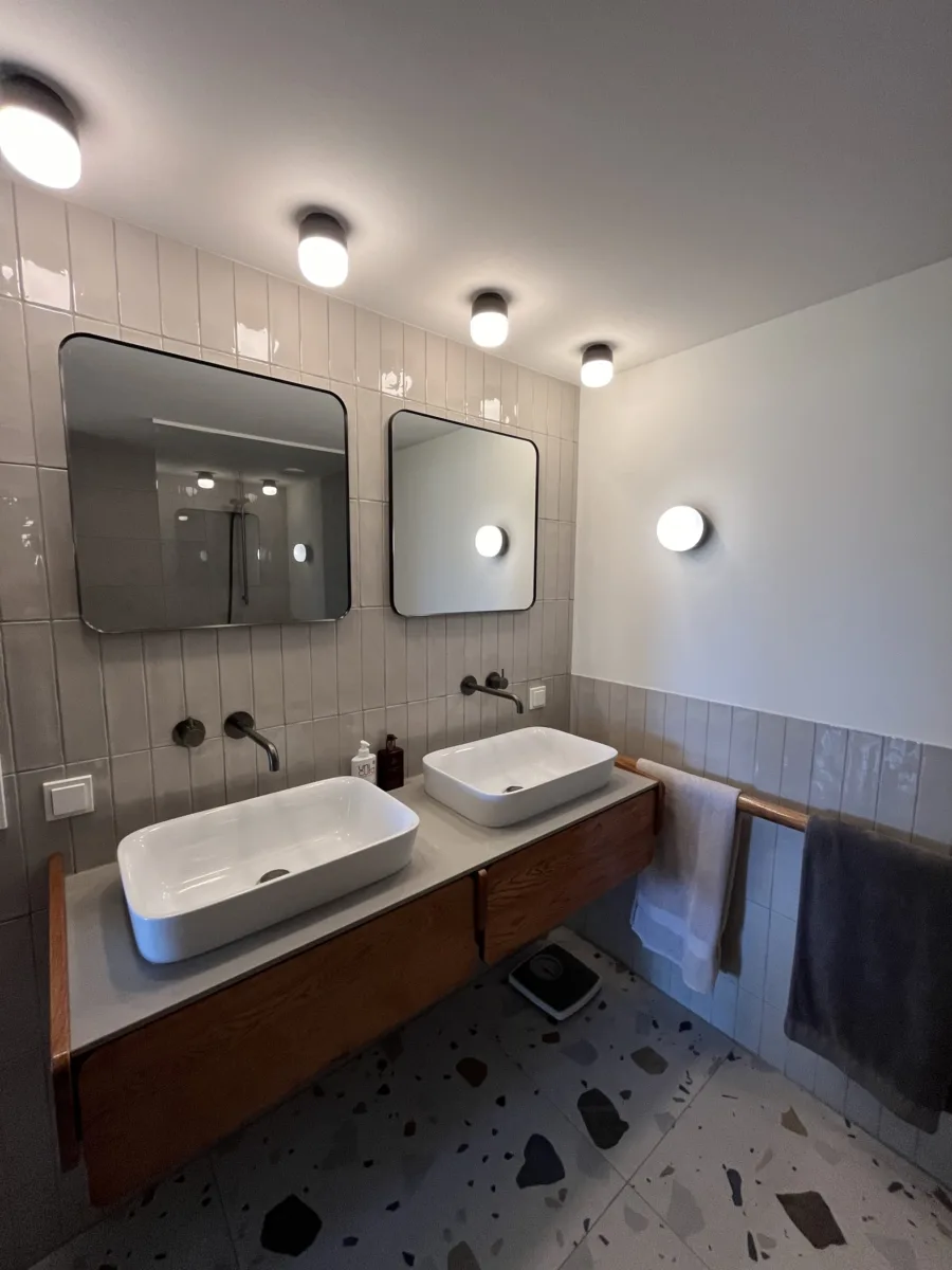Terrazzo vloer, klein formaat tegels en stukwerk badkamer – retro stijl – Rhenen (foto 10)