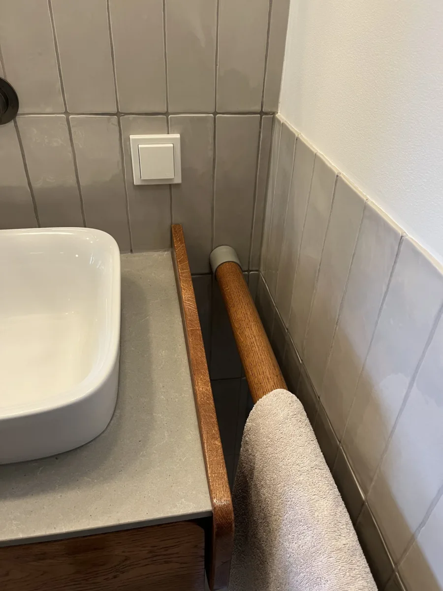 Terrazzo vloer, klein formaat tegels en stukwerk badkamer – retro stijl – Rhenen (foto 11)