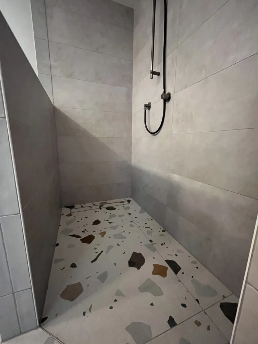 Terrazzo vloer, klein formaat tegels en stukwerk badkamer – retro stijl – Rhenen (foto 12)