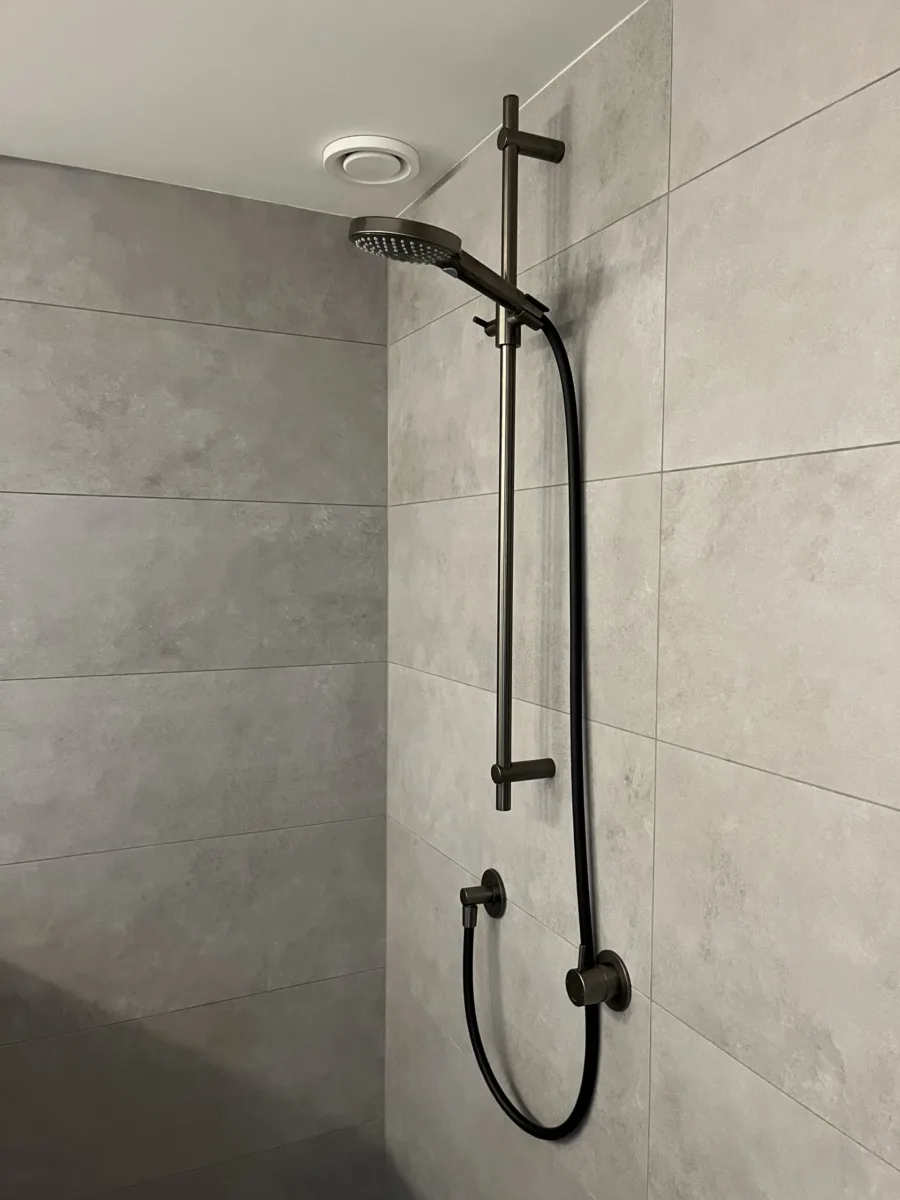 Terrazzo vloer, klein formaat tegels en stukwerk badkamer – retro stijl – Rhenen (foto 13)