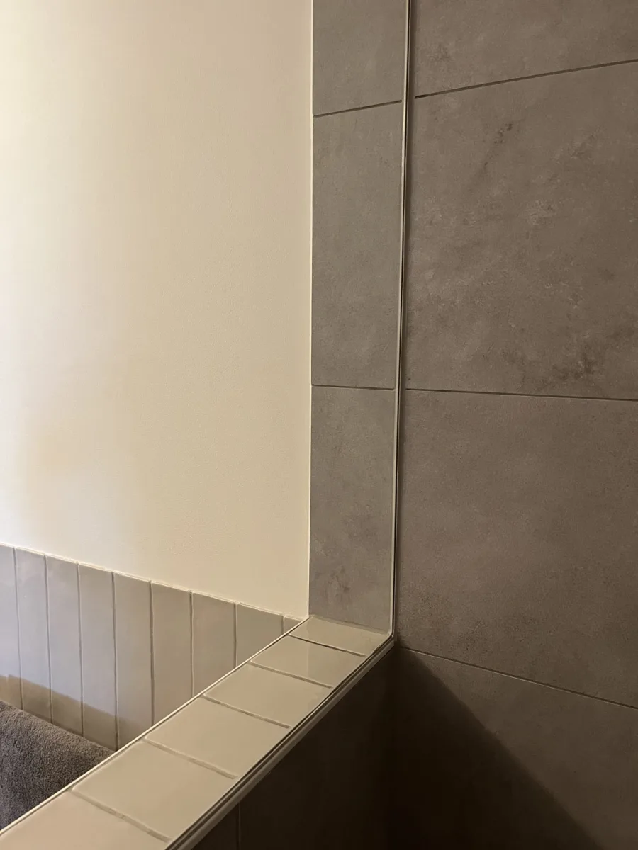 Terrazzo vloer, klein formaat tegels en stukwerk badkamer – retro stijl – Rhenen (foto 14)
