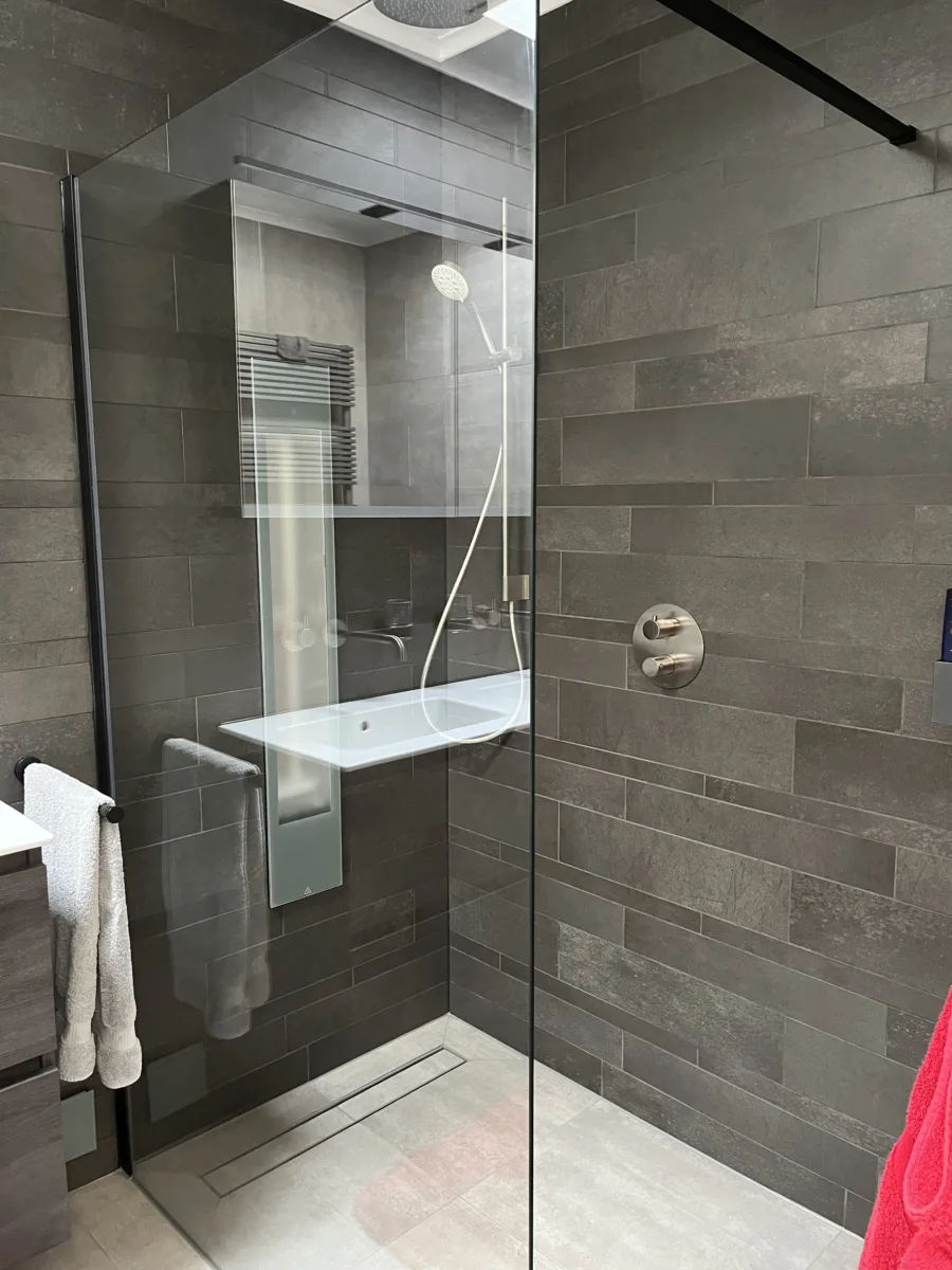 Badkamer licht grijs & antraciet stroken – betonlook stijl – Oosterbeek (foto 3)