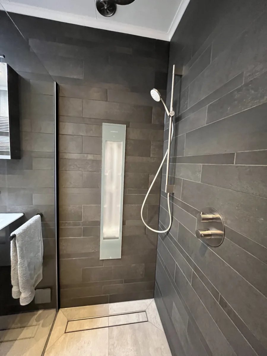 Badkamer licht grijs & antraciet stroken – betonlook stijl – Oosterbeek (foto 2)
