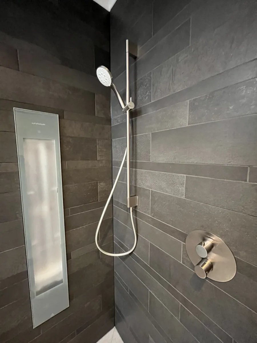 Badkamer licht grijs & antraciet stroken – betonlook stijl – Oosterbeek (foto 5)