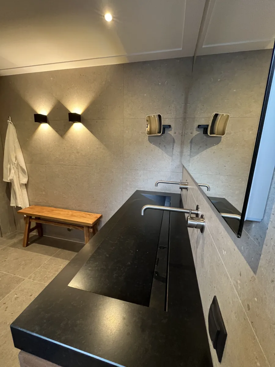 Badkamer natuursteen wastafel – natuurlijk stijl – Oosterbeek (foto 16)