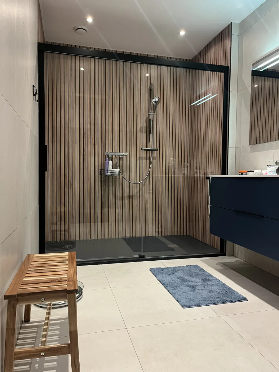 Badkamer met douche zonder voegen – badkamers met hout stijl – Wageningen