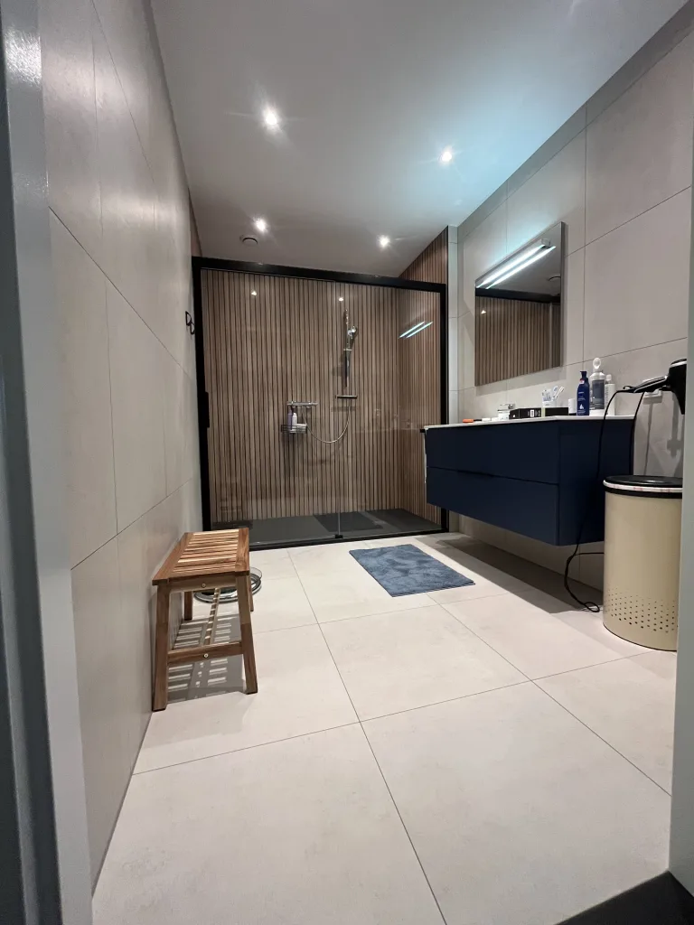 Badkamer met douche zonder voegen – badkamers met hout stijl – Wageningen