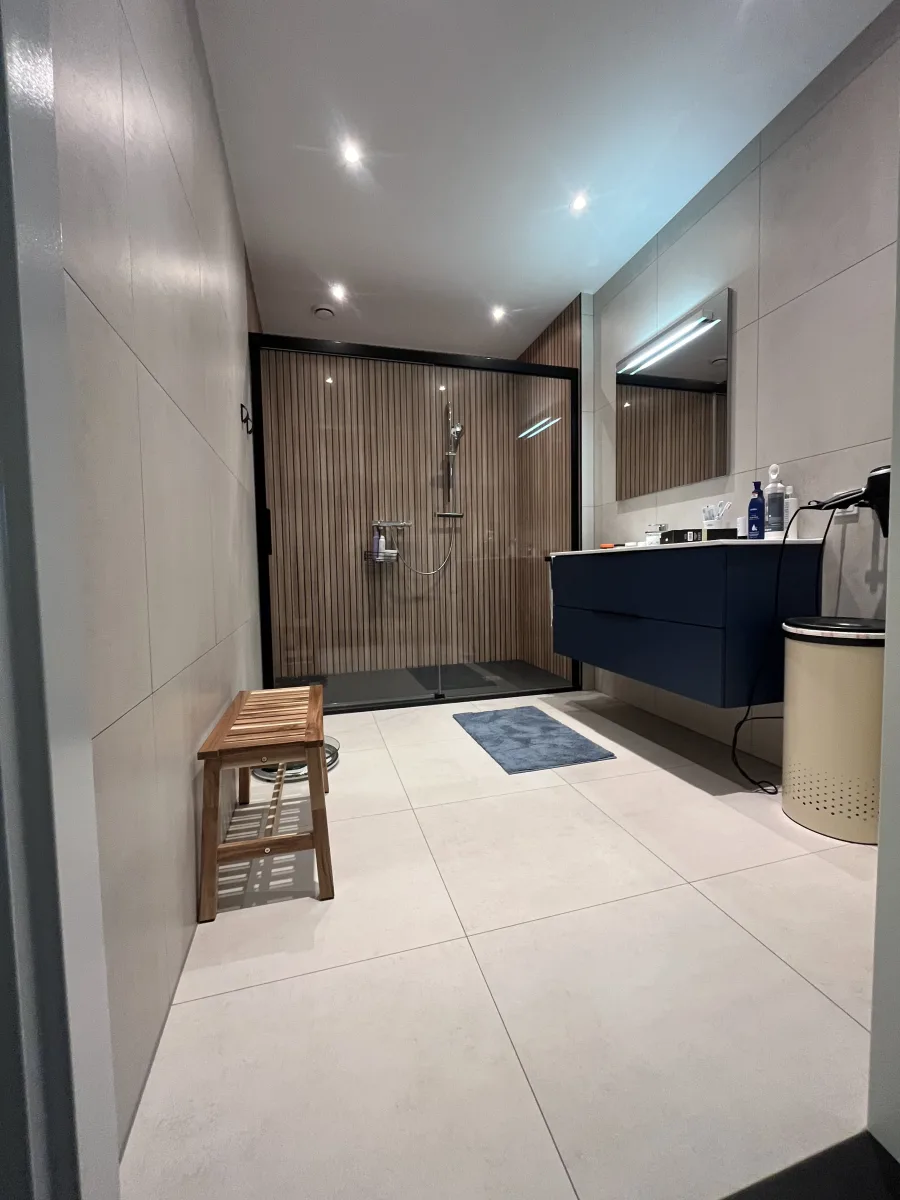Badkamer met douche zonder voegen – badkamers met hout stijl – Wageningen (foto 2)