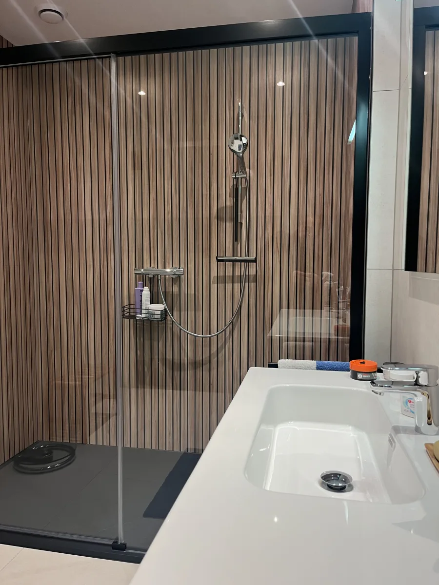 Badkamer met douche zonder voegen – badkamers met hout stijl – Wageningen (foto 3)