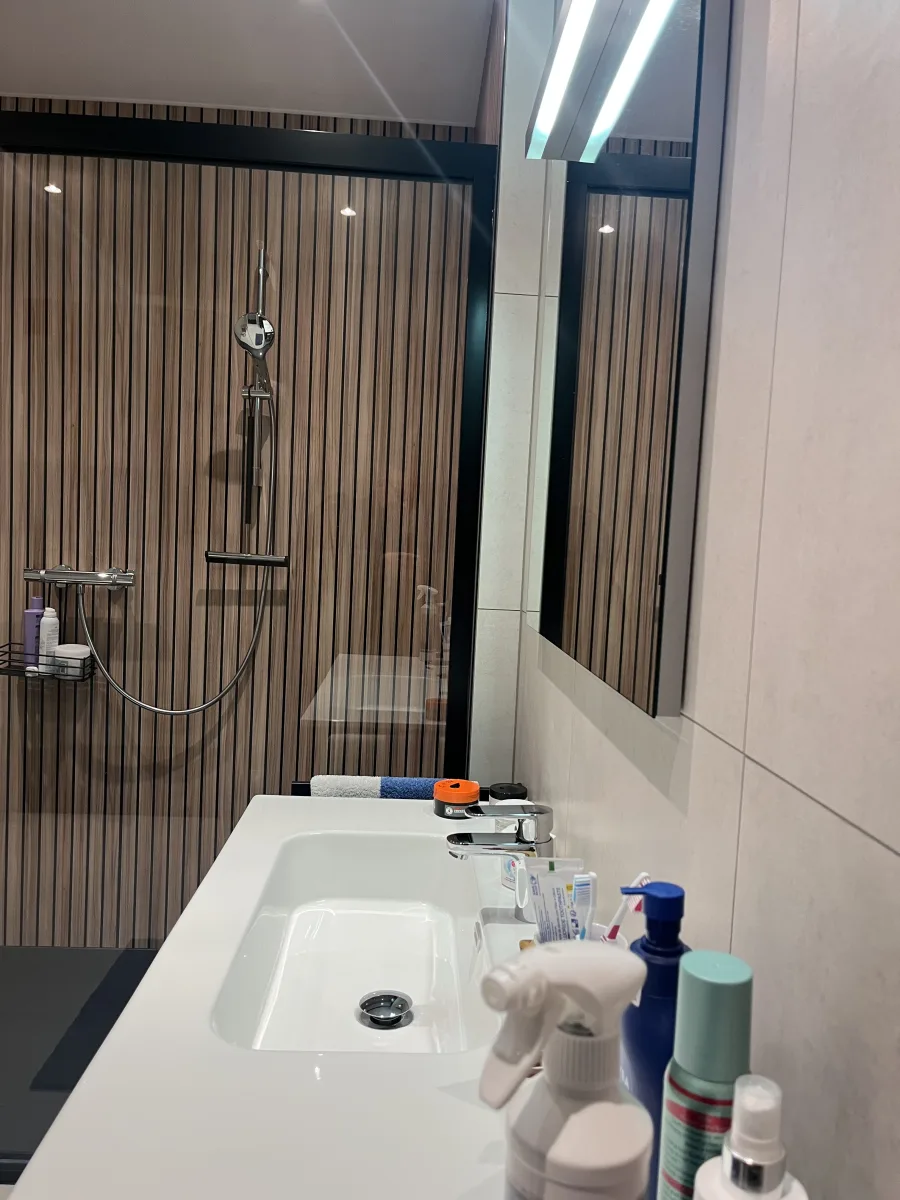 Badkamer met douche zonder voegen – badkamers met hout stijl – Wageningen (foto 5)
