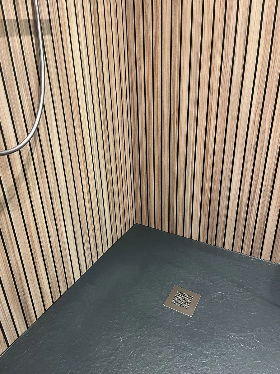 Badkamer met douche zonder voegen – badkamers met hout stijl – Wageningen (foto 6)