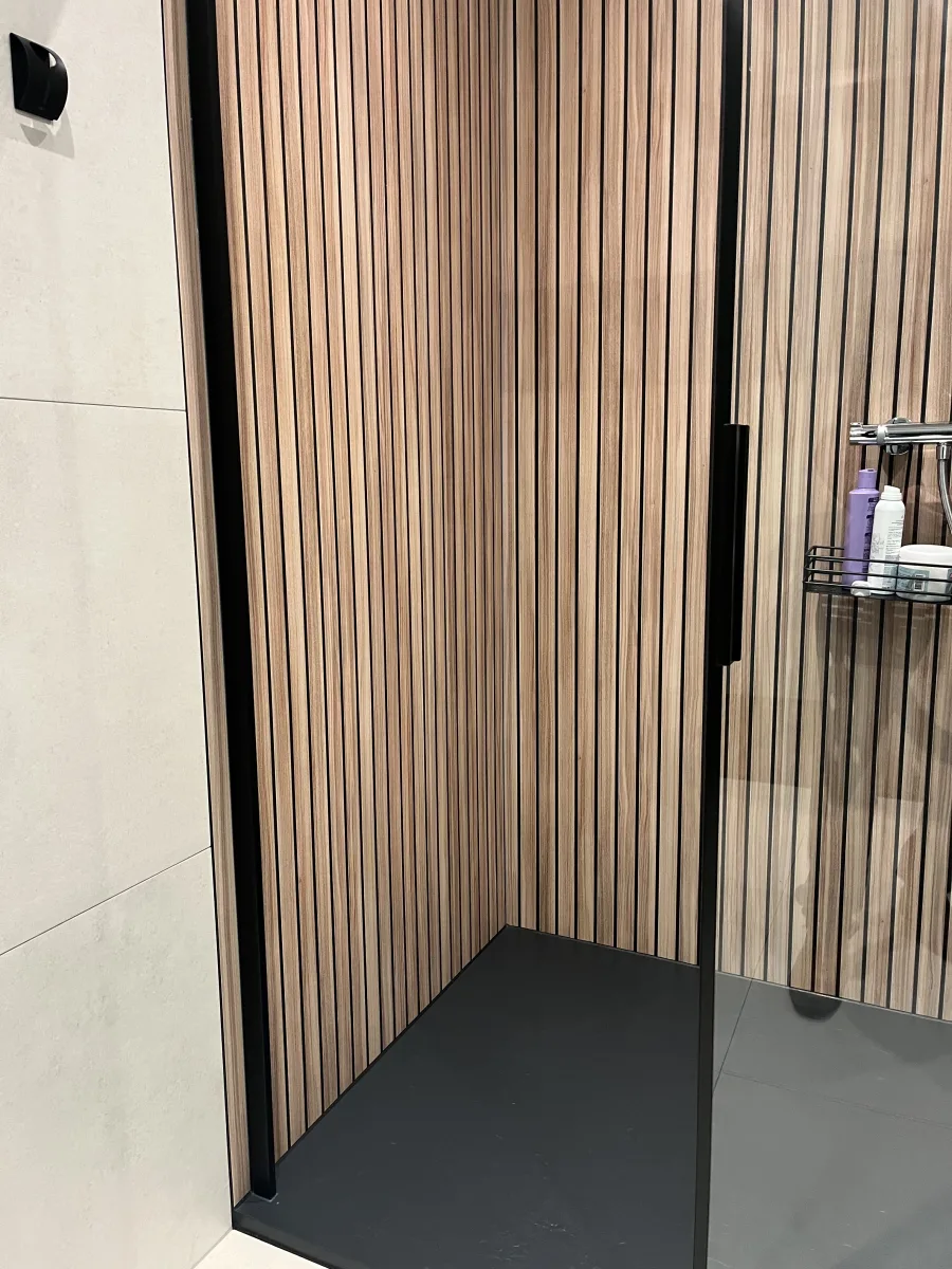 Badkamer met douche zonder voegen – badkamers met hout stijl – Wageningen (foto 7)
