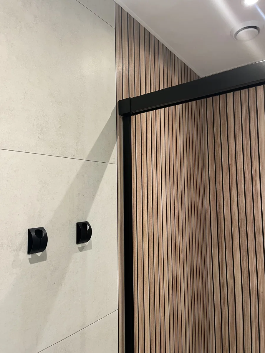 Badkamer met douche zonder voegen – badkamers met hout stijl – Wageningen (foto 4)