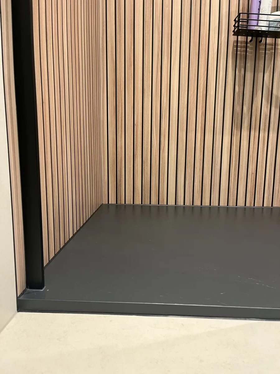 Badkamer met douche zonder voegen – badkamers met hout stijl – Wageningen (foto 9)