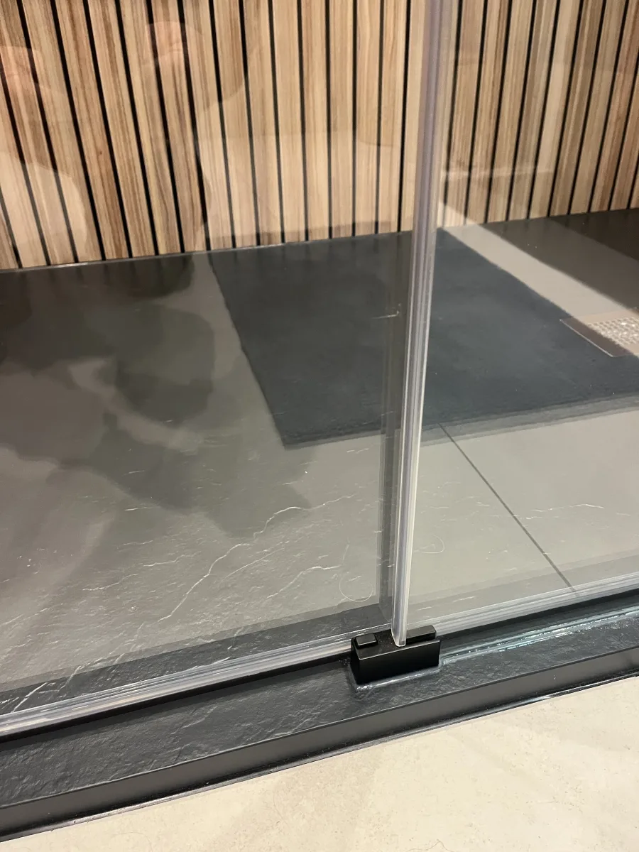 Badkamer met douche zonder voegen – badkamers met hout stijl – Wageningen (foto 8)