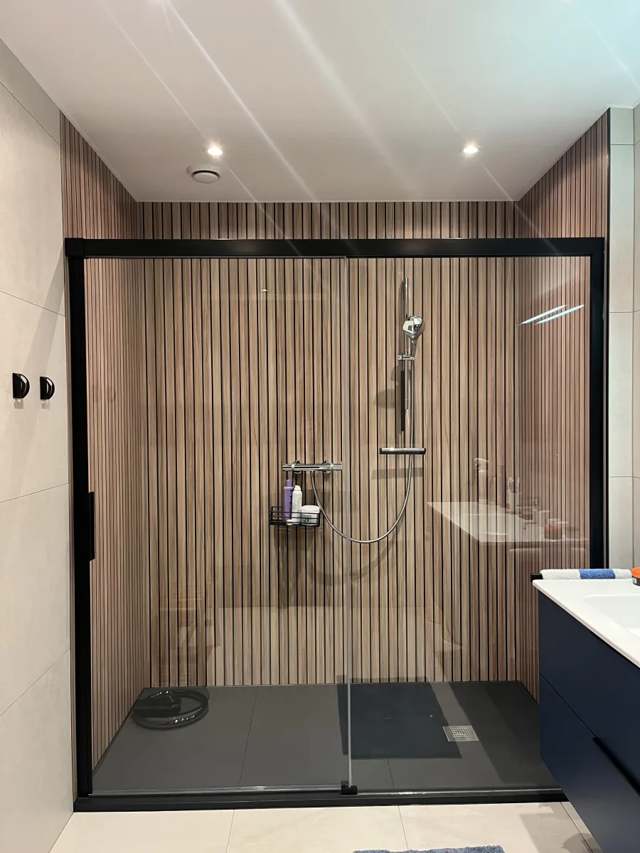Badkamer met douche zonder voegen – badkamers met hout stijl – Wageningen (foto 11)