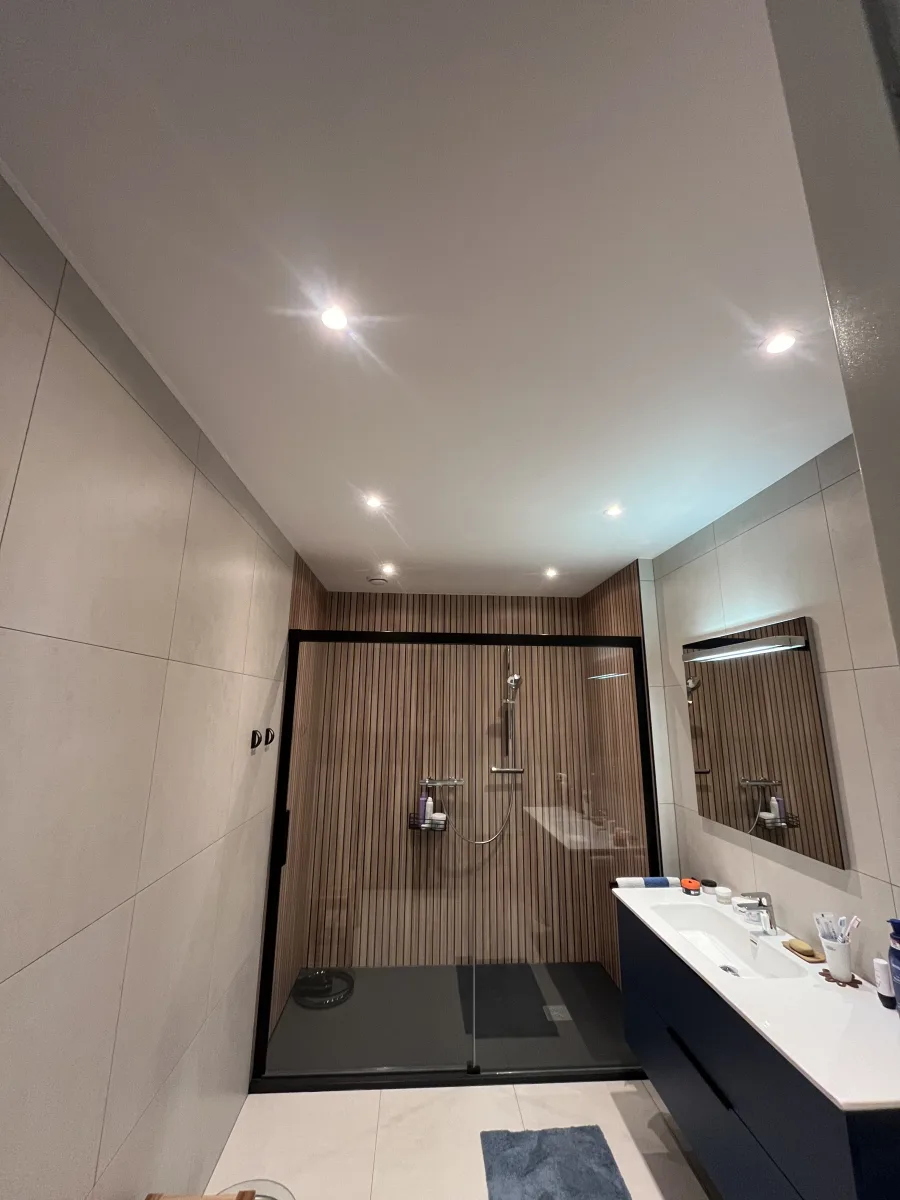 Badkamer met douche zonder voegen – badkamers met hout stijl – Wageningen (foto 12)