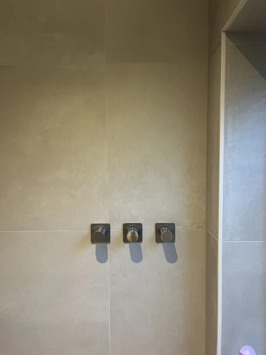 Badkamer met zand crème wanden en keramisch hout op de vloer – japandi stijl – Wageningen (foto 8)