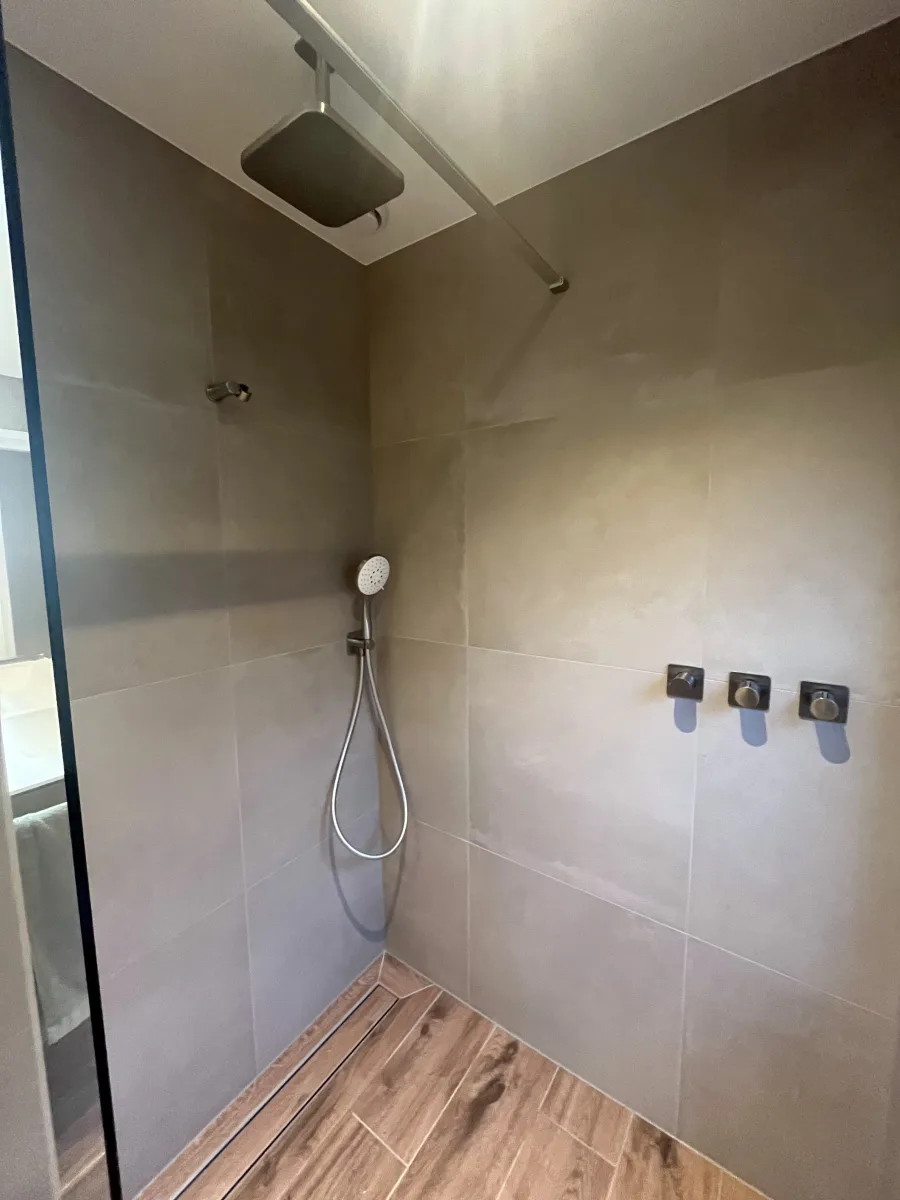 Badkamer met zand crème wanden en keramisch hout op de vloer – japandi stijl – Wageningen (foto 7)