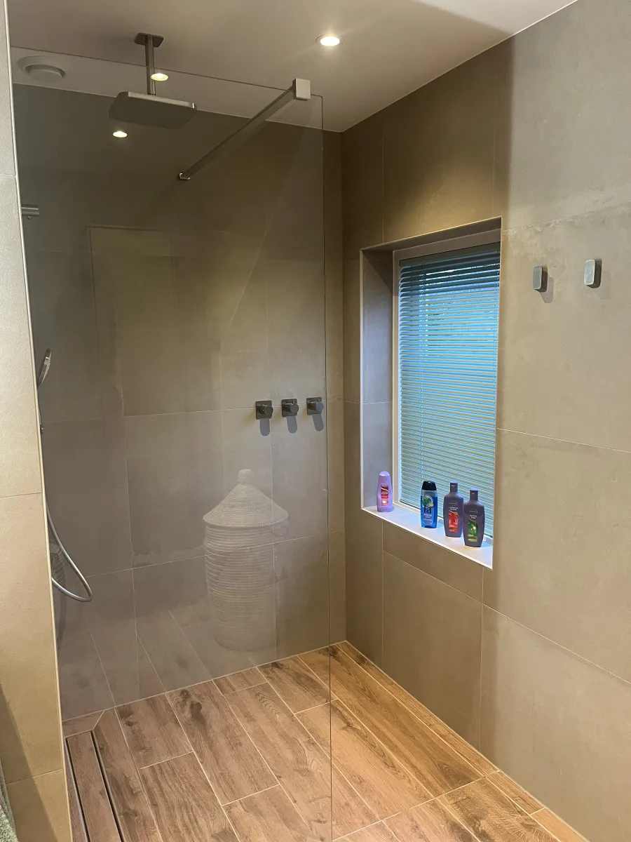 Badkamer met zand crème wanden en keramisch hout op de vloer – japandi stijl – Wageningen (foto 6)