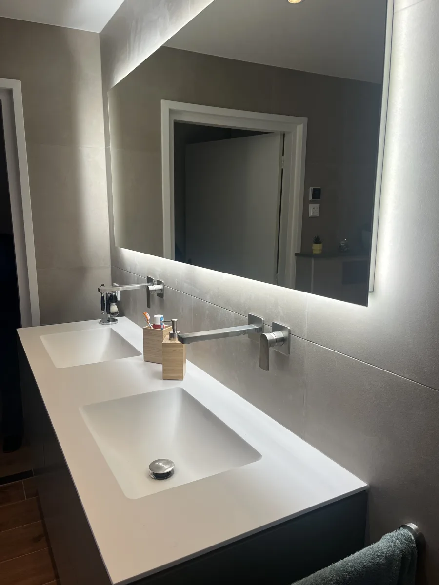 Badkamer met zand crème wanden en keramisch hout op de vloer – japandi stijl – Wageningen (foto 4)