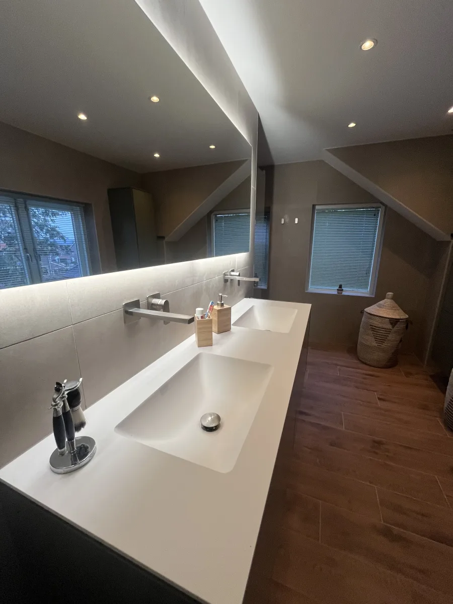 Badkamer met zand crème wanden en keramisch hout op de vloer – japandi stijl – Wageningen (foto 3)