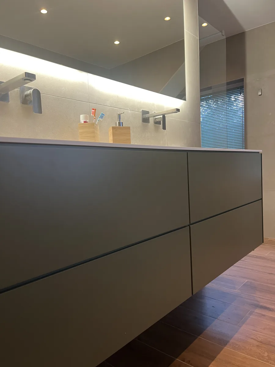 Badkamer met zand crème wanden en keramisch hout op de vloer – japandi stijl – Wageningen (foto 2)
