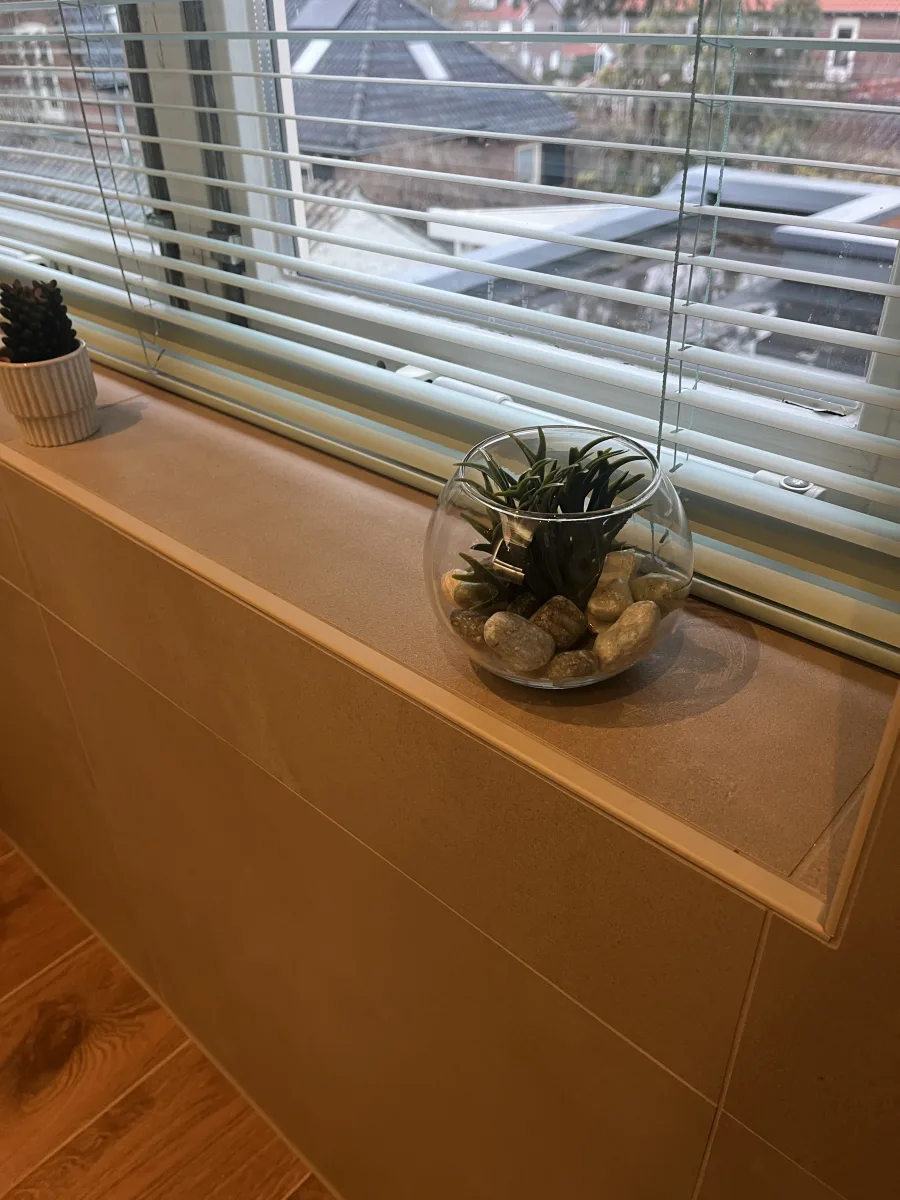 Badkamer met zand crème wanden en keramisch hout op de vloer – japandi stijl – Wageningen (foto 13)
