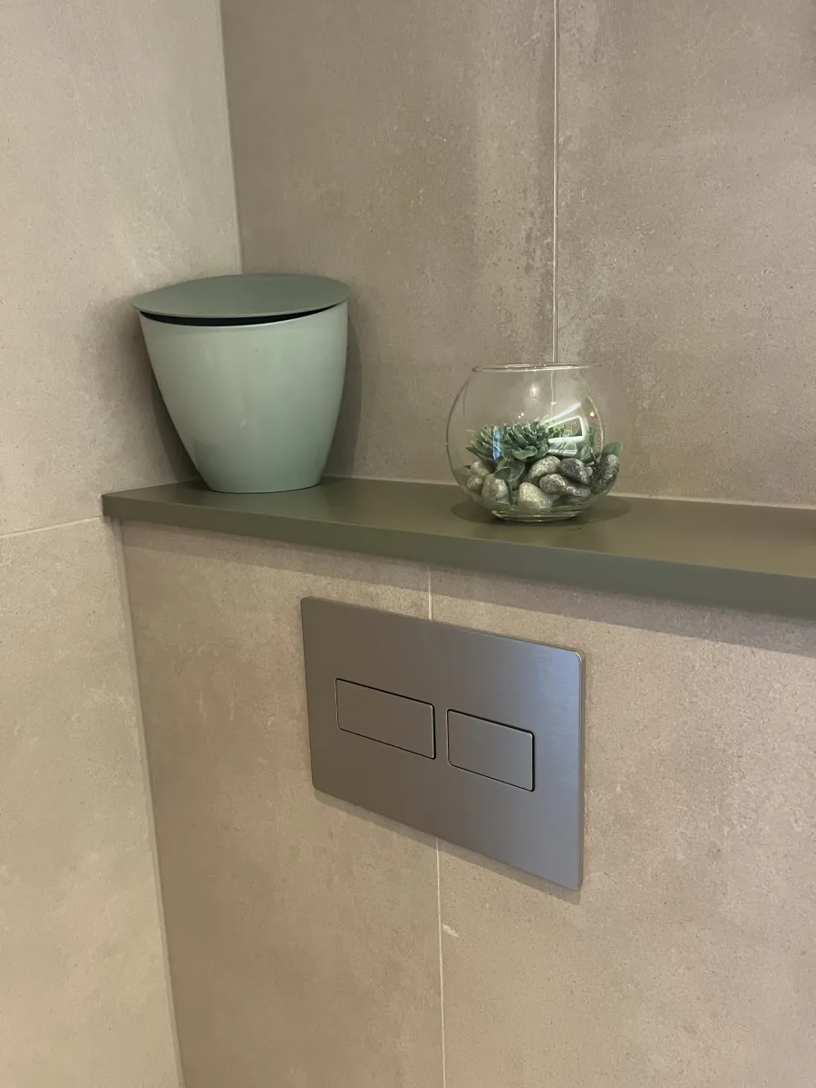 Badkamer met zand crème wanden en keramisch hout op de vloer – japandi stijl – Wageningen (foto 12)