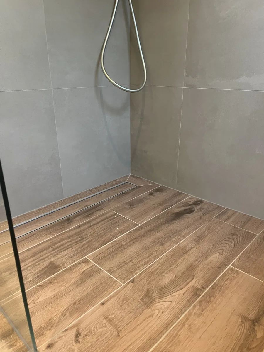 Badkamer met zand crème wanden en keramisch hout op de vloer – japandi stijl – Wageningen (foto 10)