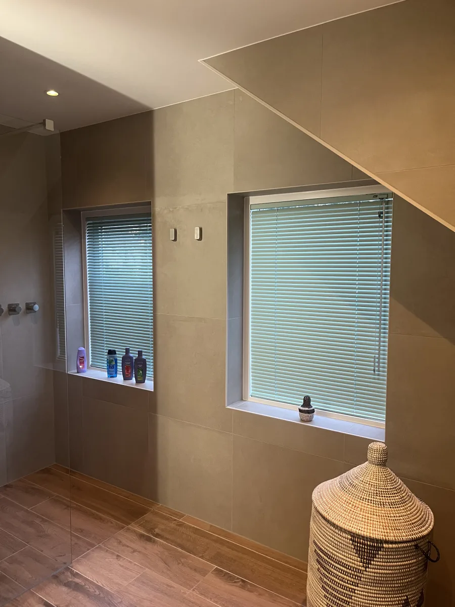 Badkamer met zand crème wanden en keramisch hout op de vloer – japandi stijl – Wageningen (foto 9)