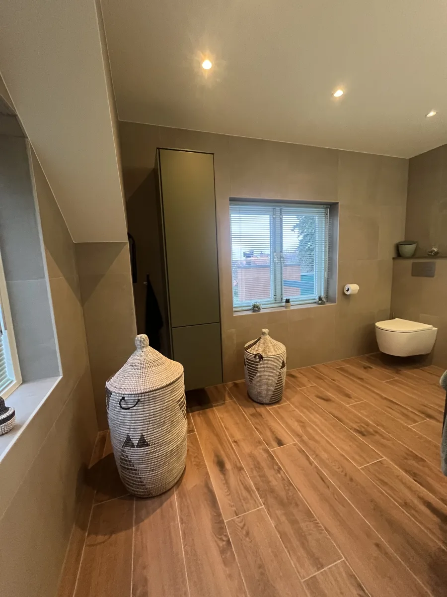Badkamer met zand crème wanden en keramisch hout op de vloer – japandi stijl – Wageningen (foto 11)