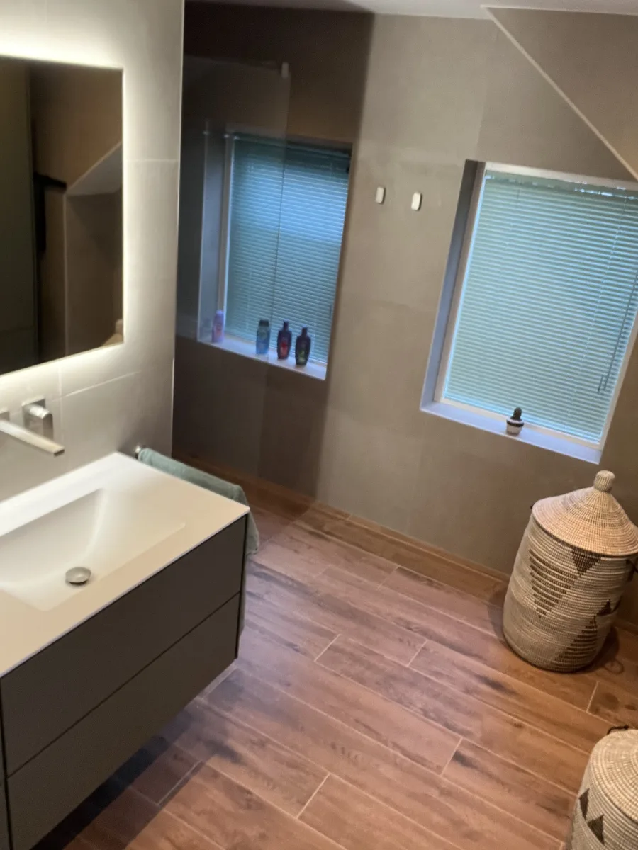 Badkamer met zand crème wanden en keramisch hout op de vloer – japandi stijl – Wageningen