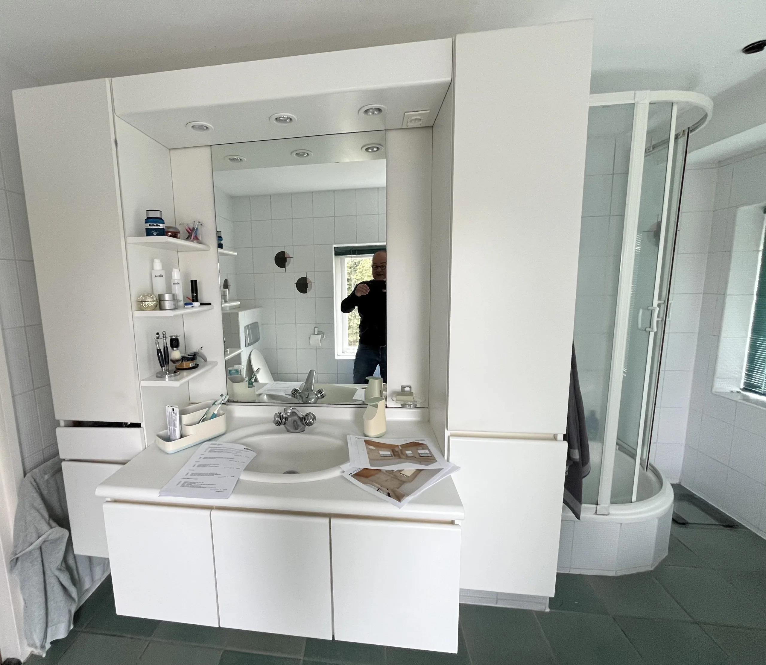 Voor de renovatie – Badkamer met zand crème wanden en keramisch hout op de vloer