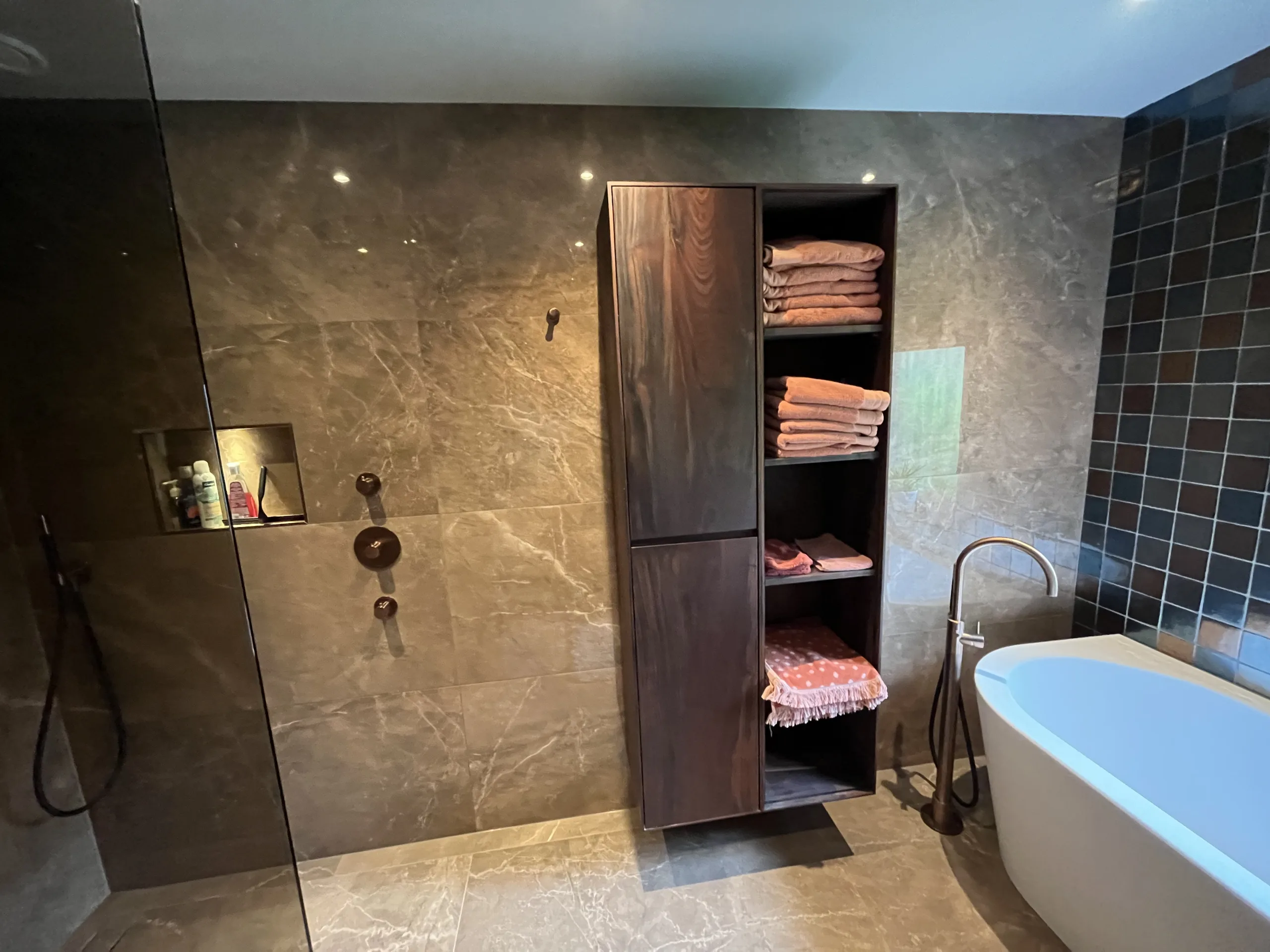 Na de renovatie – Hotel chique badkamers en gastentoilet