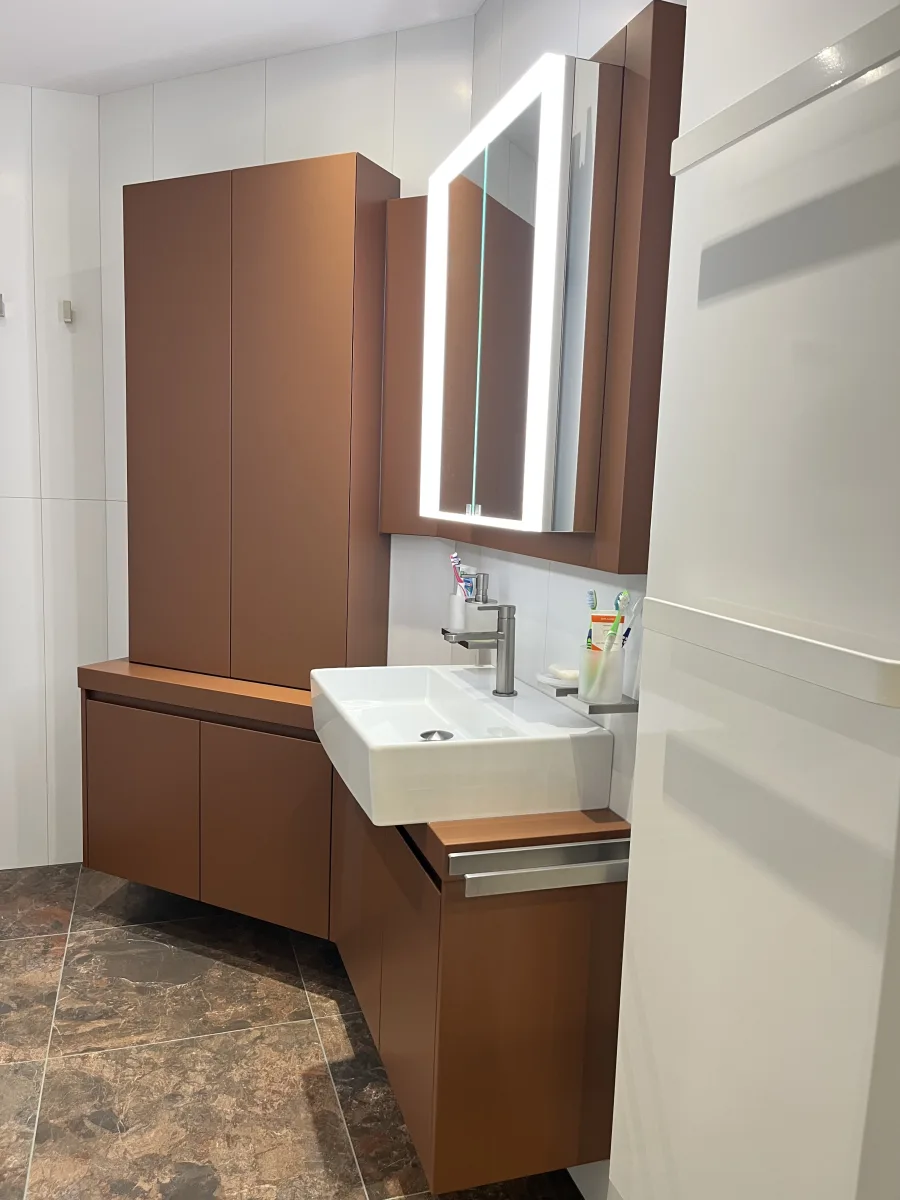 Maatwerk hoek-badmeubel en hoek-instap douchecabine – modern stijl – Wageningen