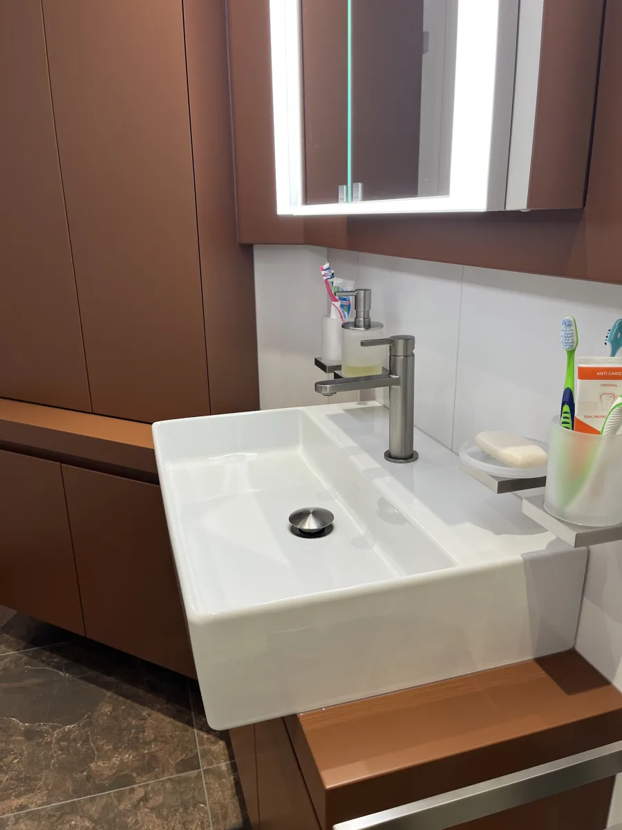 Maatwerk hoek-badmeubel en hoek-instap douchecabine – modern stijl – Wageningen (foto 5)