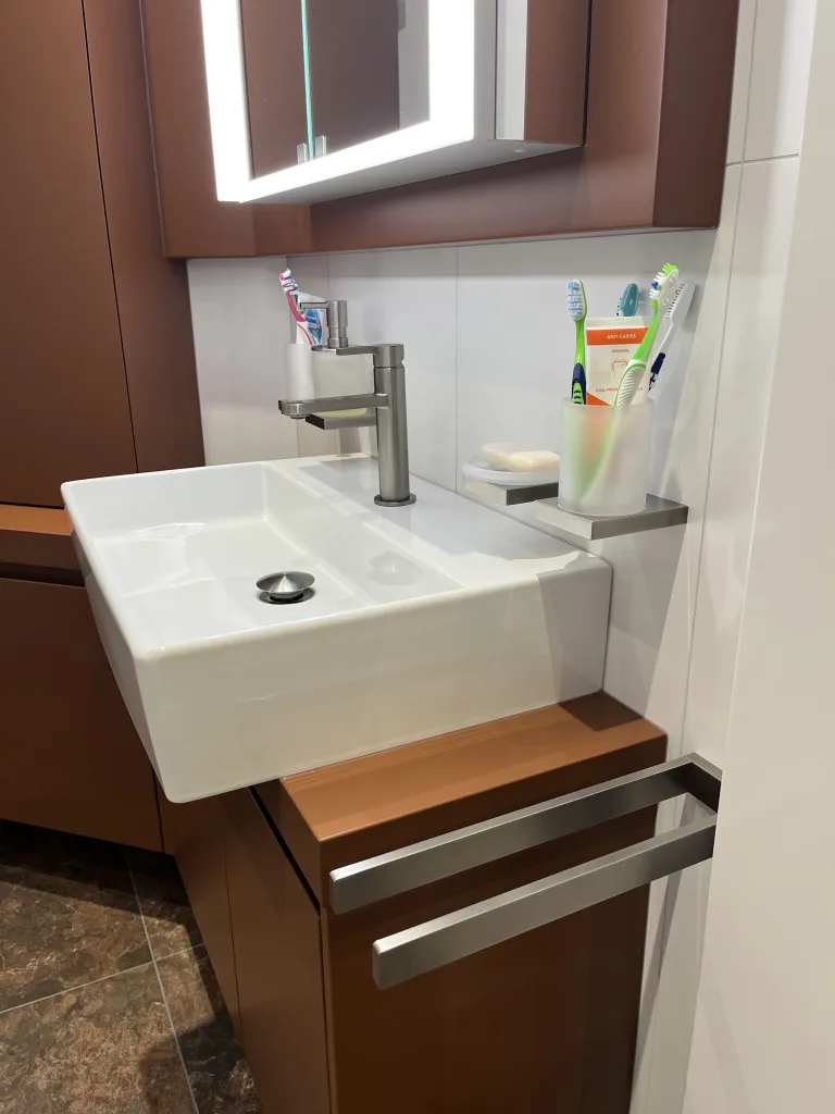 Maatwerk hoek-badmeubel en hoek-instap douchecabine – modern stijl – Wageningen